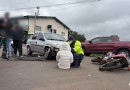 Mulher fica ferida em colisão entre carro e moto no centro