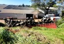 Carreta tomba e cai em pátio de empresa na Serra do BNH