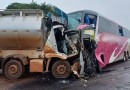 Colisão entre ônibus e caminhão deixa três mortos na BR-272