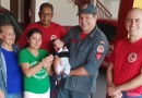 Bebê é salvo por bombeiros após engasgo com leite materno; Veja o vídeo