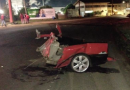 Veículo parte ao meio após bater em poste e motorista é socorrido com ferimentos graves