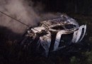 Motorista fica ferido após automóvel colidir contra poste e pegar fogo