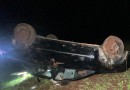 Carro capota ao desviar de animal na SC-492