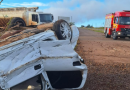 Carro capota na BR-163 e deixa duas pessoas feridas
