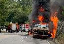 Caminhão pega fogo, dois morrem e oito ficam feridos em acidente na BR-282