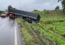 Saída de pista envolvendo uma carreta é registrado na BR-163
