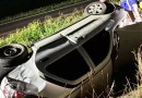 Capotamento na PR-566 deixa duas pessoas feridas