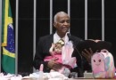 Deputado discursa com bebê reborn no colo e afirma que boneca é neta dele: “Não é pecado”