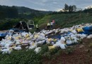Caminhão sai da pista, tomba e motorista fica ferido no Oeste de SC