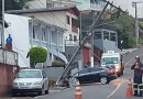 Carro colide contra poste de energia elétrica em Joaçaba