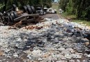Carregado com bebidas, caminhão de Guaraciaba tomba na SC 163
