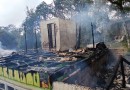 Brasa de fogão a lenha cai no chão, causa incêndio e destrói residência