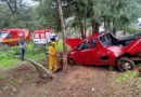 Veículo sai da pista, capota e fica preso entre árvores na BR-282