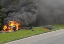 Carreta fica destruída por incêndio na BR-101