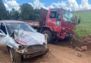 Colisão entre carro e caminhão deixa duas pessoas feridas no interior