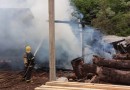 Incêndio de grandes proporções atinge indústria de madeiras e mobiliza bombeiros na Linha Anta Gorda