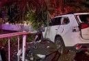 Mulher fica gravemente ferida após carro capotar e colidir contra muro