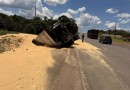 Reboque de carreta carregada se desprende e tomba às margens da BR-163