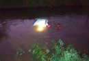 Carro é encontrado abandonado dentro de açude