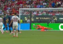 Espanha vence com frango de Muslera, elimina Uruguai e avança como líder