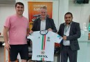 Diretor de Esportes entrega camiseta oficial do DME a dirigentes da Cresol