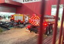 Bombeiros e funcionários de indústria combatem princípio de incêndio em máquina