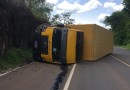 Caminhão dos correios tomba na BR 282