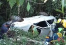 Carro cai de ribanceira e deixa 4 pessoas feridas