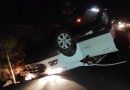 Motorista com sinais de embriaguez é socorrido após capotar veículo