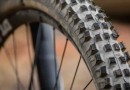 Homem cai de bicicleta, crianças dão risada e ele toma atitude inusitada em SC