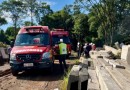 Bloco de concreto de 300kg cai sobre trabalhador