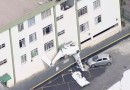 Avião cai, bate em prédio e deixa dois mortos