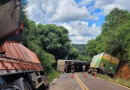 PR-365 é interditada após colisão envolvendo três caminhões; uma pessoa ficou ferida