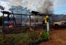 Família perde casa e carro durante incêndio em Riqueza
