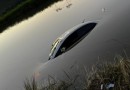 Carro sai da pista e cai em açude no interior