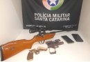 Dois irmãos são presos por posse ilegal de armas, ameaça e agressão à esposa no Oeste de SC