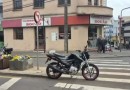 Dois feridos em colisão entre duas motocicletas e um automóvel