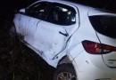 Veículo furtado é encontrado capotado após tentativa de invasão a residência