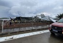 Vendaval arranca estrutura e deixa galpão de ordenha completamente destruído