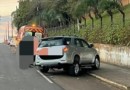 Motorista embriagado é preso após perder controle de caminhonete e bater em canteiro