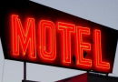 Homem leva mulheres para motel, tenta sair sem pagar e chama mãe para assumir dívida