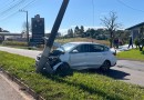 Carro colide em poste e interdita avenida