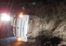 Carro sai da pista, colide contra barranco e motorista fica ferido em Saudades