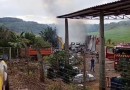 Fogo destrói barracão, caminhão e maquinário agrícola