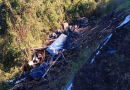 Carreta despenca em ribanceira na BR-153 e motorista fica gravemente ferido em Irani