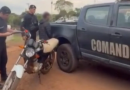 Jovem é preso após tentar fugir da polícia com moto adulterada