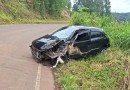 Motorista fica ferido ao colidir na lateral de caminhão