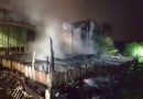 Casa de madeira fica destruída após incêndio e mobiliza bombeiros