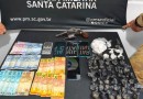 Duas mulheres são presas por tráfico de drogas e posse de arma
