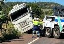 Acidente com caminhão interdita totalmente a BR-163